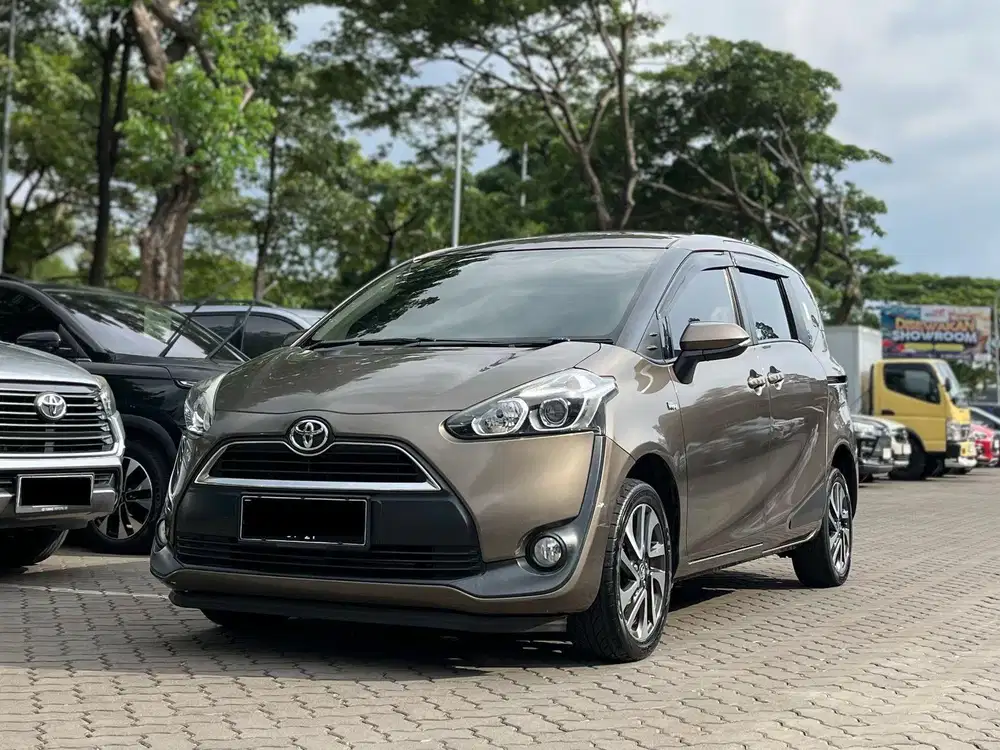 TOYOTA SIENTA V AT 2017 COKLAT KM 76RB