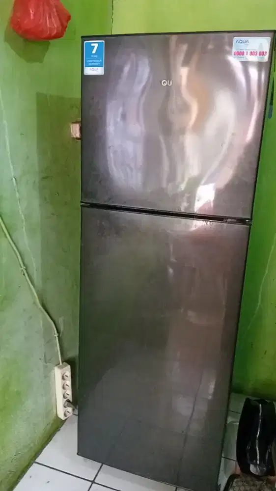 Kulkas dua pintu merk AQua