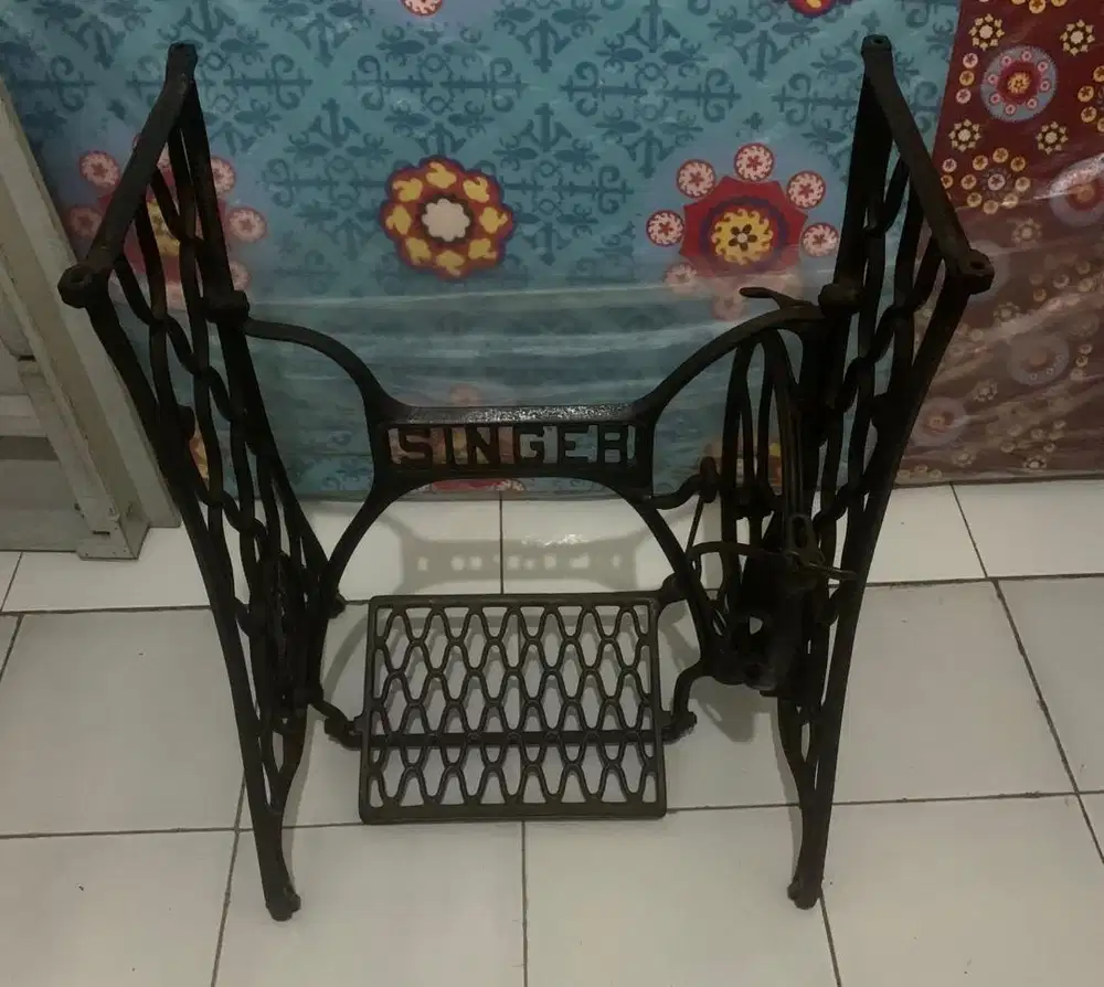 Kaki mesin jahit Singer antik