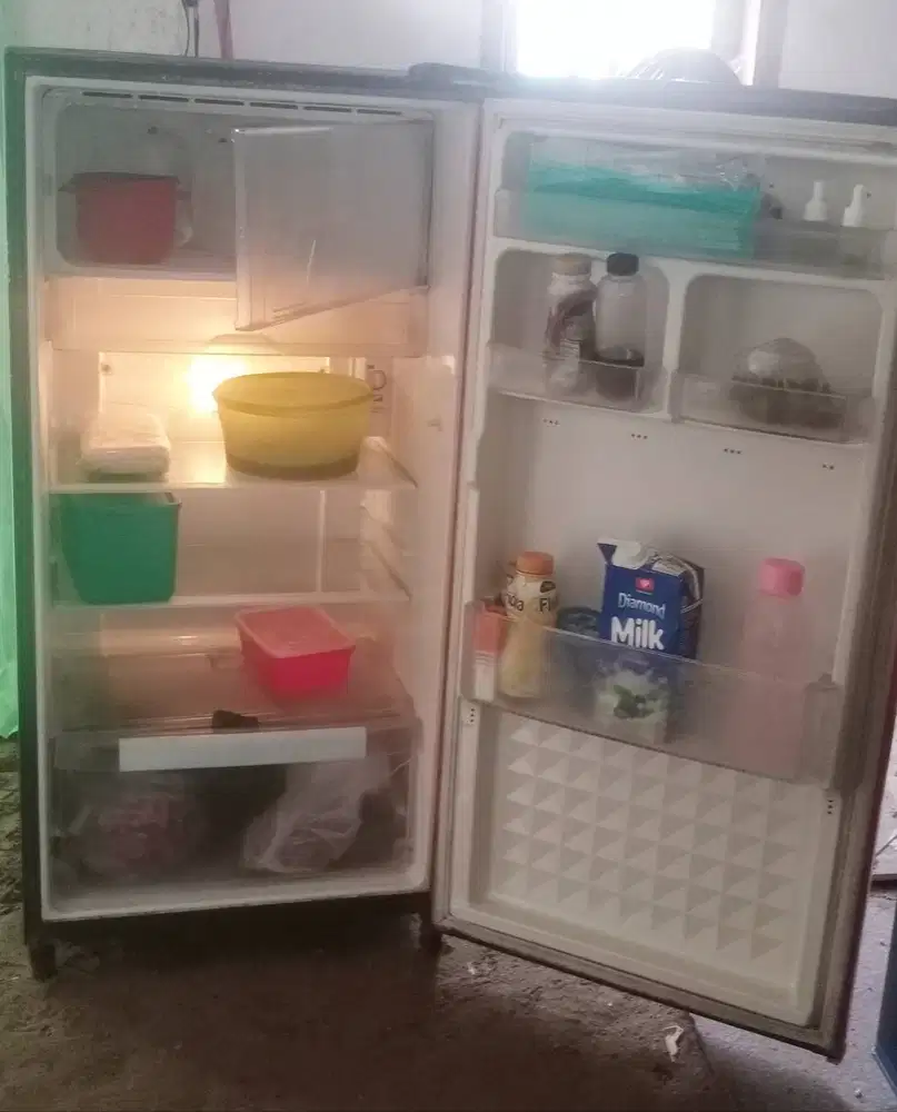Kulkas 1 pintu PANASONIC . Mesin original pabrik belum pernah rusak.