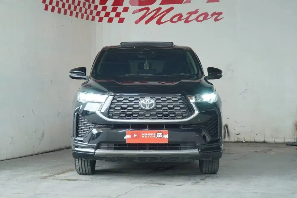 Toyota Innova Zenix V Hybrid modelista AT 2023 Hitam