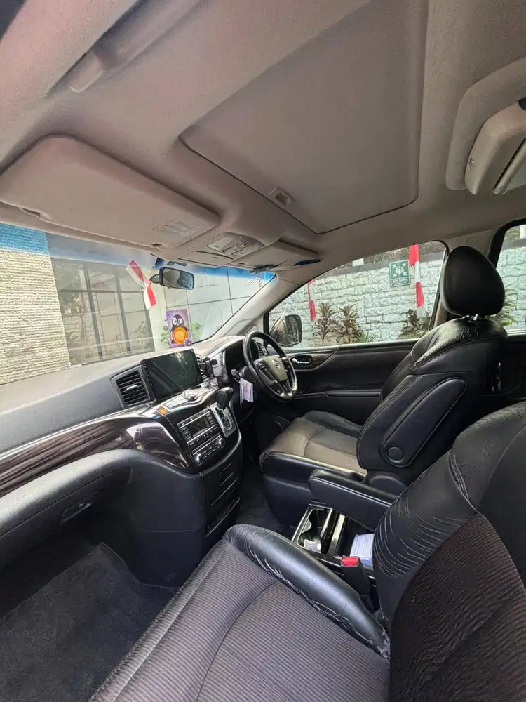 Nissan Elgrand High Way Star 2.5 AT Silver Metalik