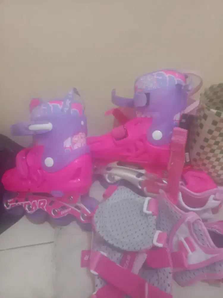 Jual cepat sepatu roda anak cewe kumplit dengan helm dll