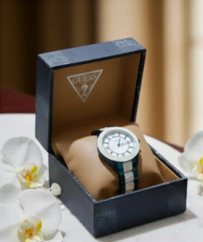 Jam tangan wanita merk Guess