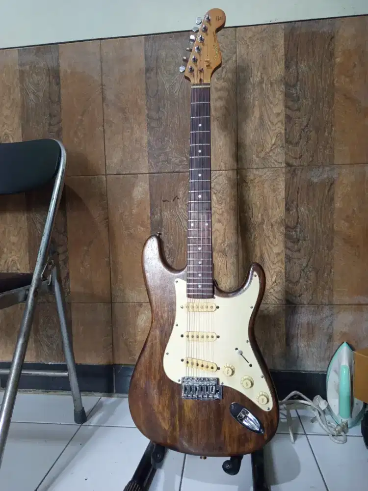 Fender Stratocaster solid body one peace (tanpa sambungan)