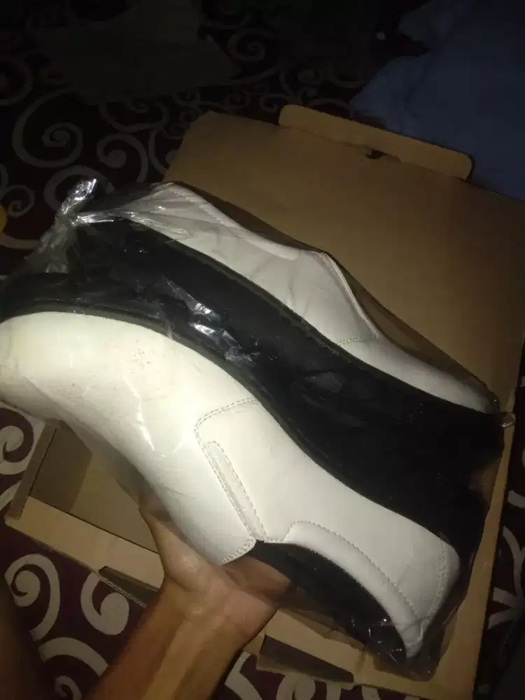 Sepatu safety kondisi baru