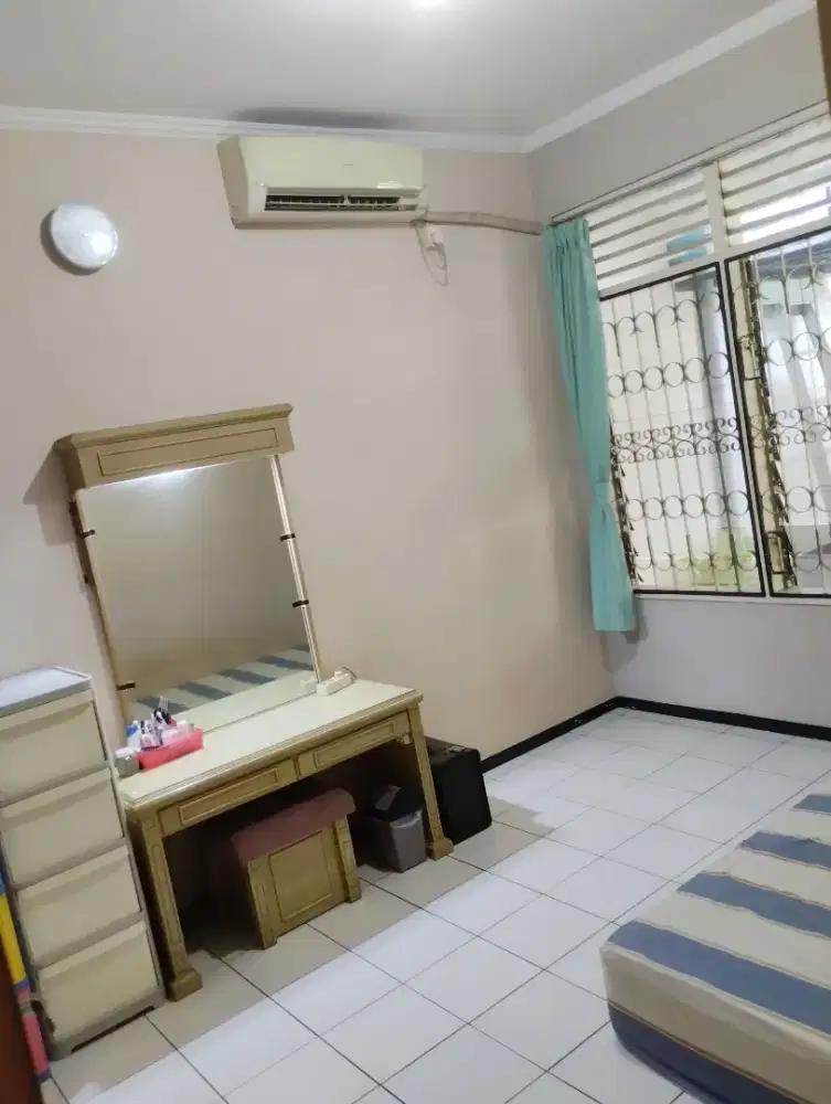 Meja Rias ada lampu dan set bangku