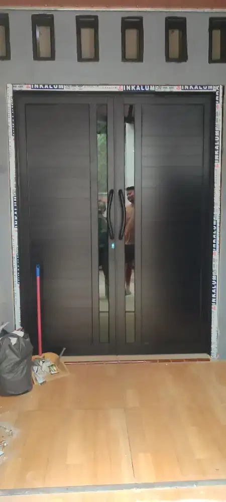 Pintu panel alminium