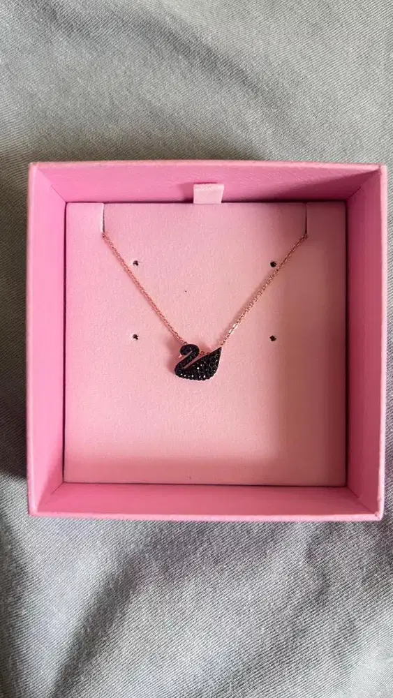 Kalung Swarovski Swan Hitam Rantai Rosegold