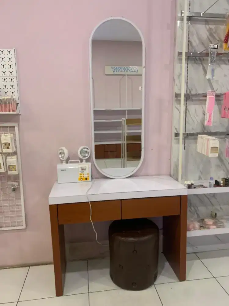 Meja Rias set dengan cermin