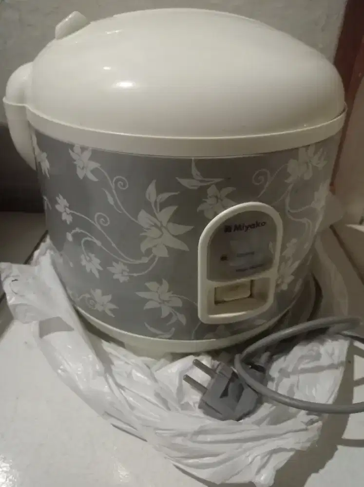 Jual cepat Penanak nasi MIYAKO Magic Wamer