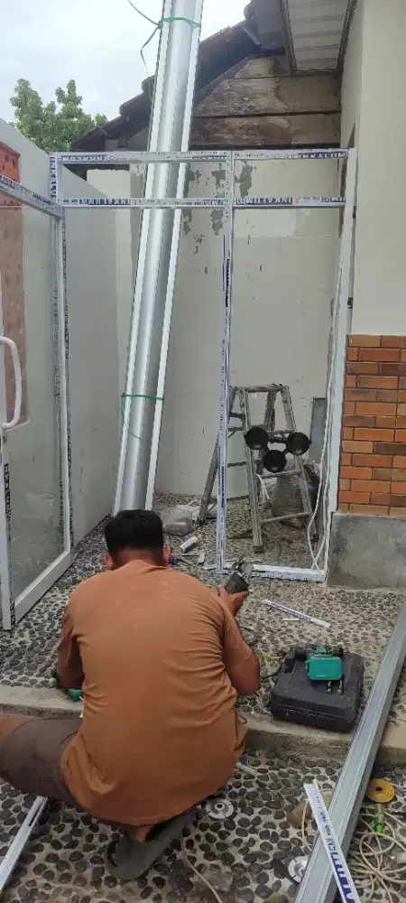 Pintu swing kaca mati