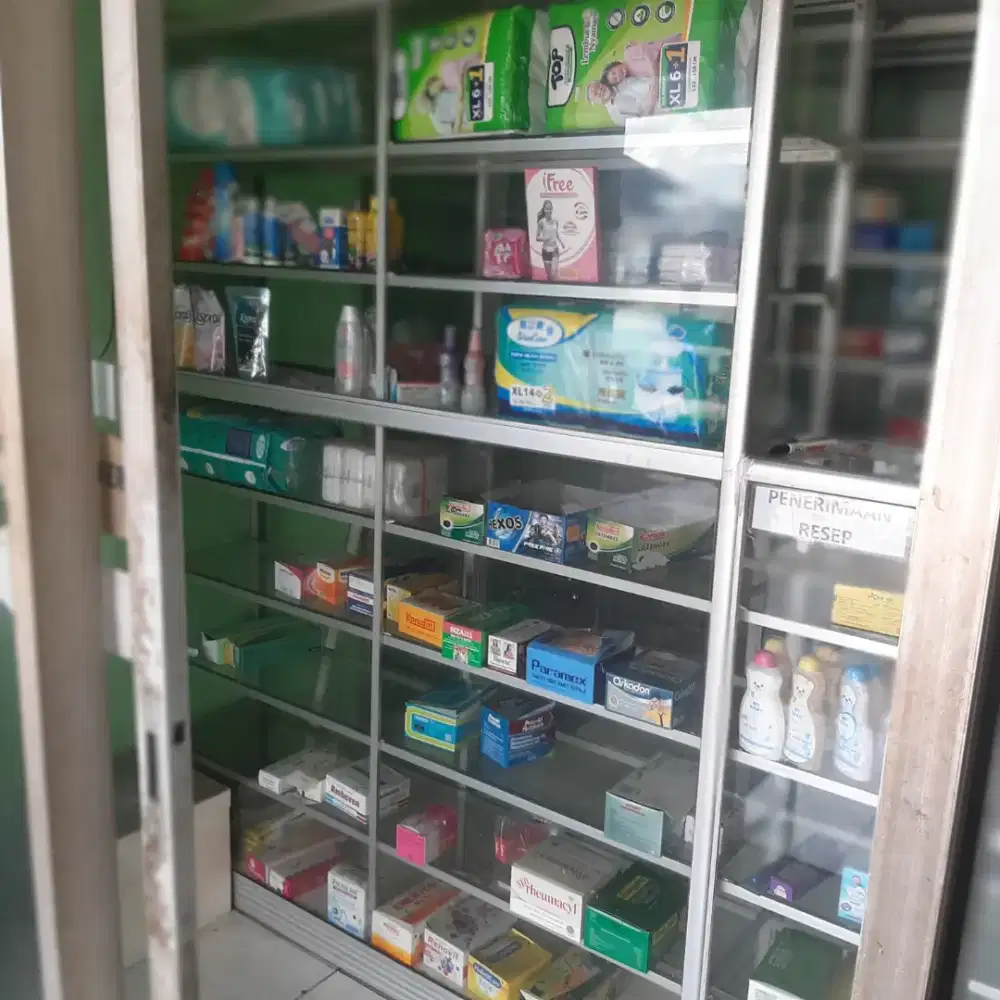 Dijual etalase bekas apotek