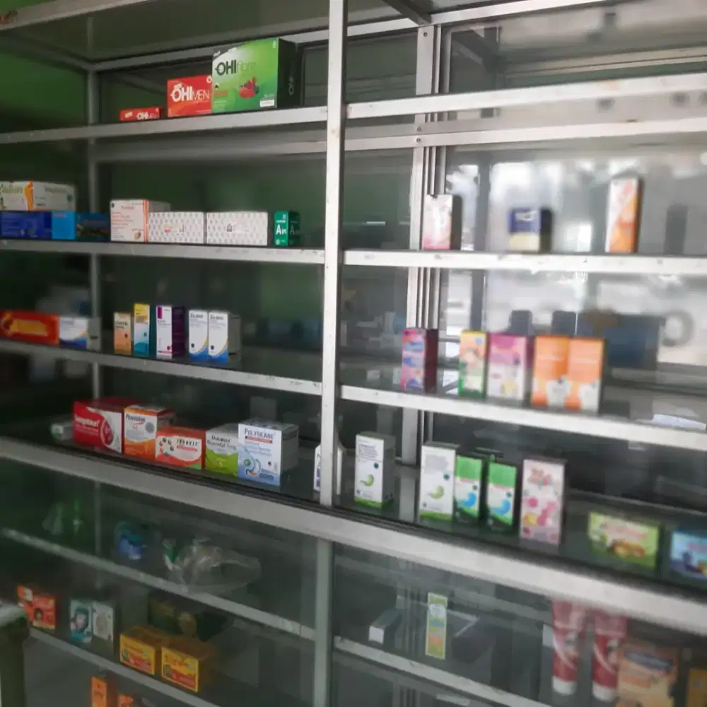 Dijual etalase bekas apotej