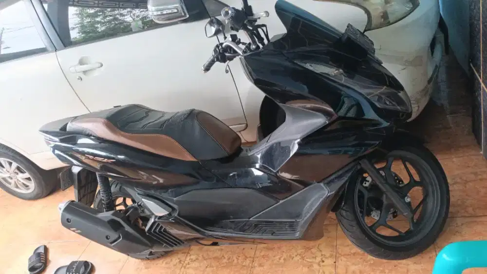 Honda PCX 160 ABS 2022 – Hitam Glossy – Kondisi Siap Pakai!