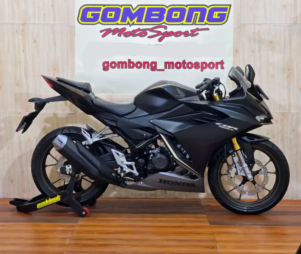 HONDA CBR 150R 2023 . KM 900 perak