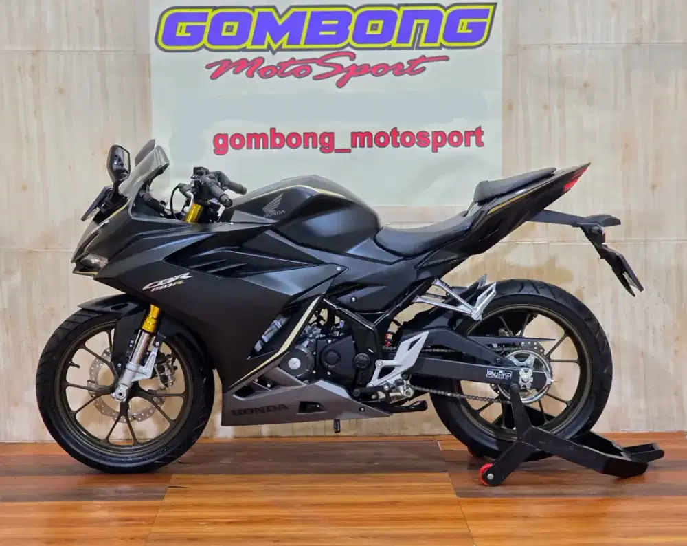HONDA CBR 150R 2023 . KM 900 perak