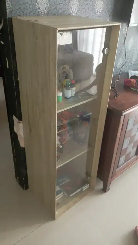 Rak gantung pintu kaca