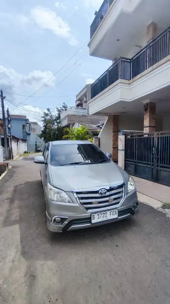 Dijual mobil Innova V Luxury th 2015