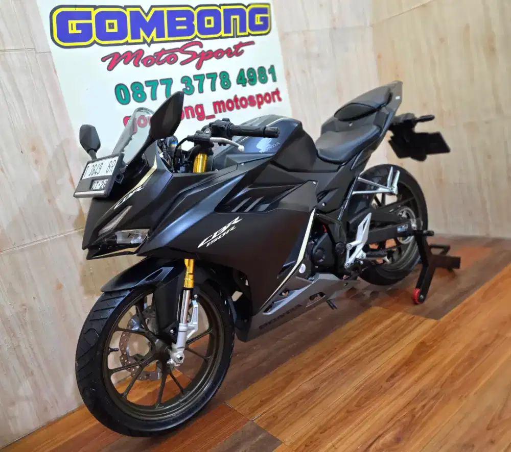 HONDA CBR 150R 2023 . KM 900 perak