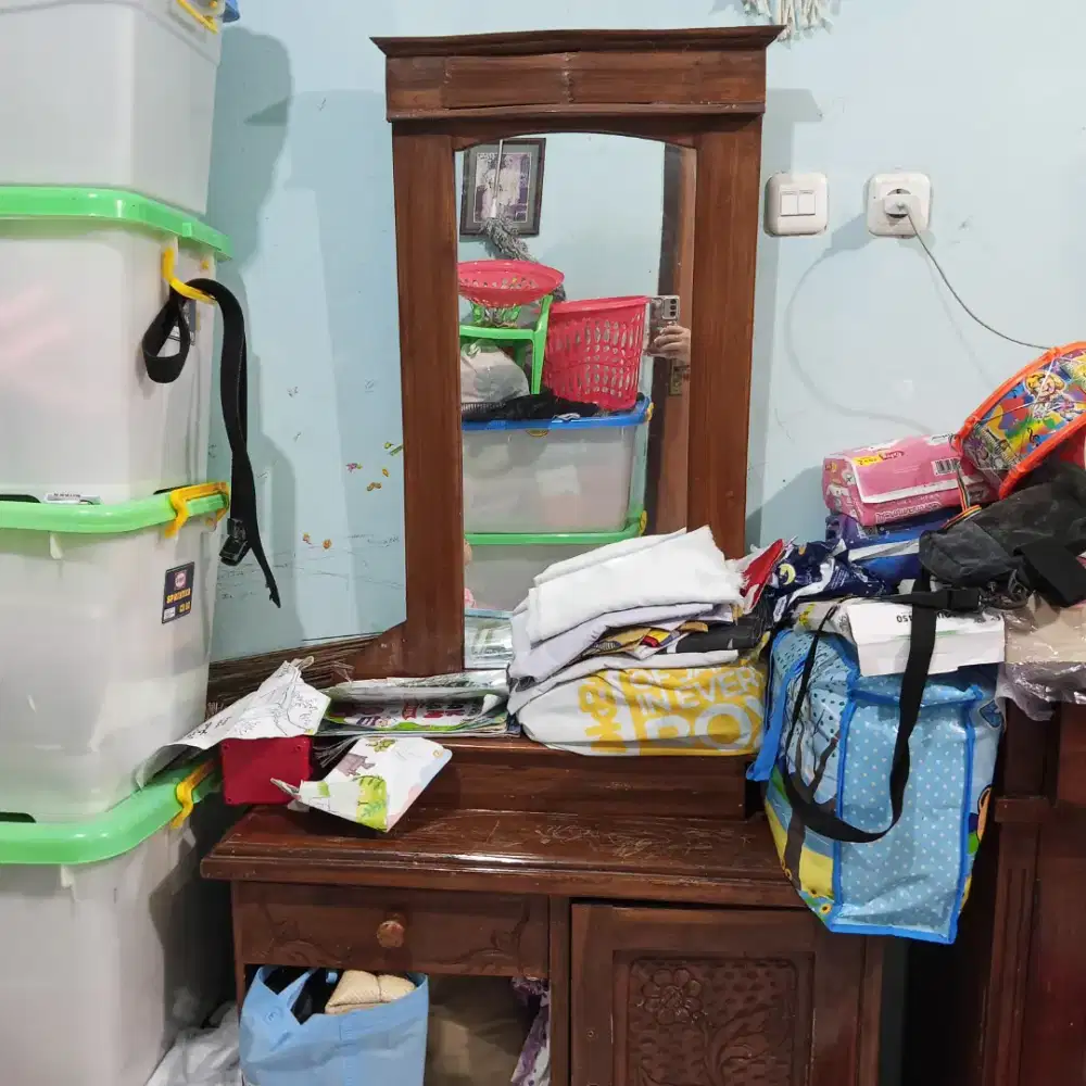 Meja rias kayu tanpa bangku