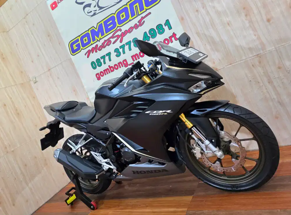 HONDA CBR 150R 2023 . KM 900 perak