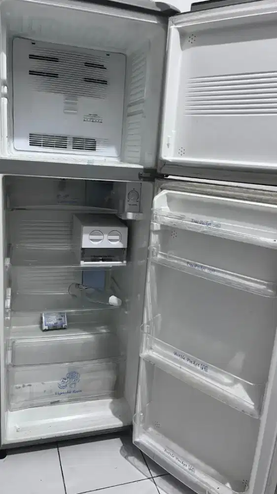 Kulkas sharp 2 pintu bekas