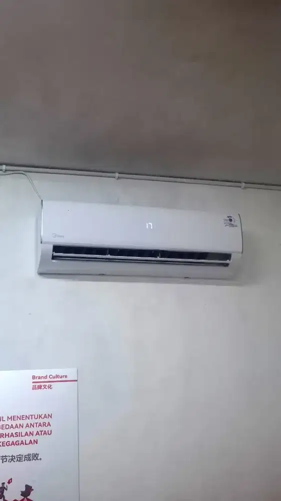 AC Midea 2 PK Bintang 2 - Kondisi Seperti Baru, Harga Murah!