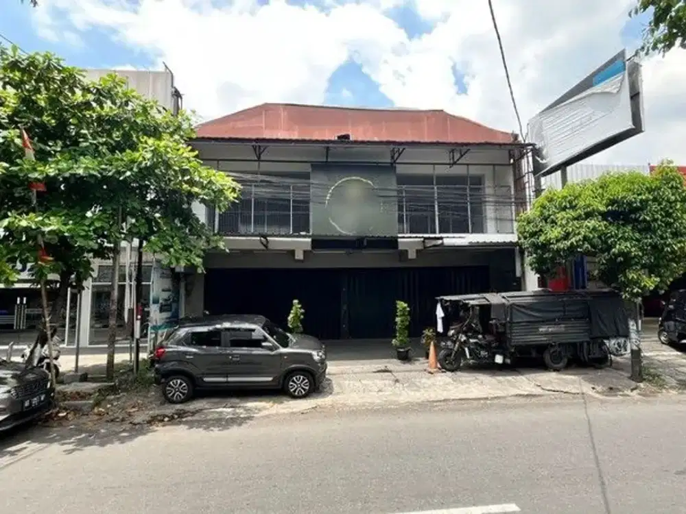 Disewakan Ruko 2 Lantai Dengan Area Parkir Luas Di Jalan Utama Magelang.