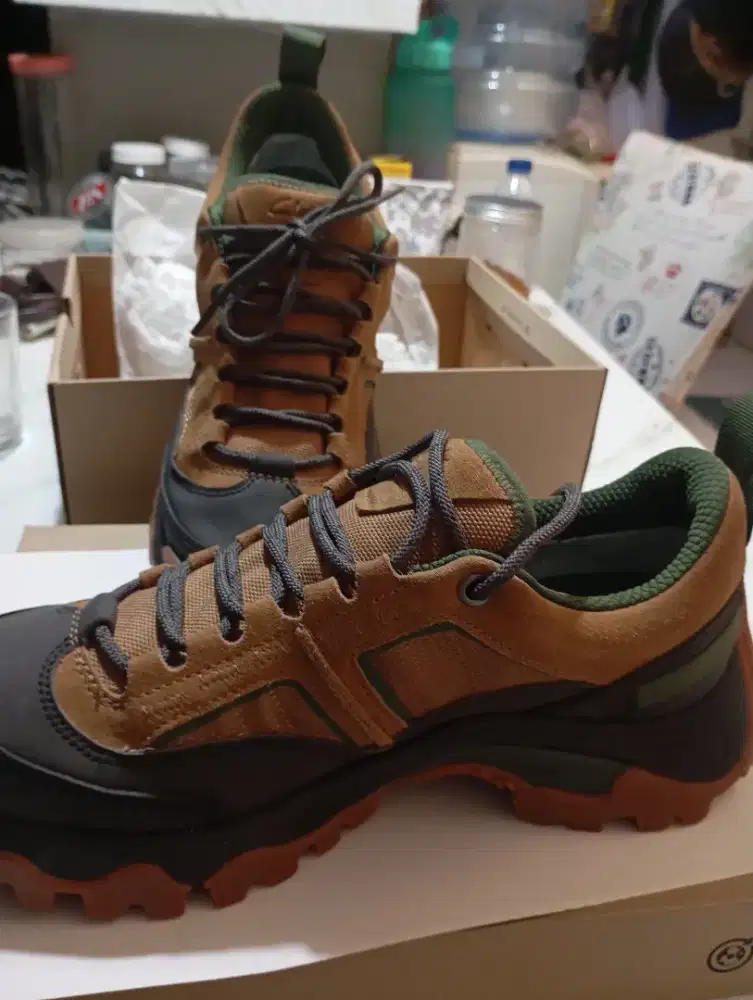 Sepatu merk Clarks kondisi baru no 42