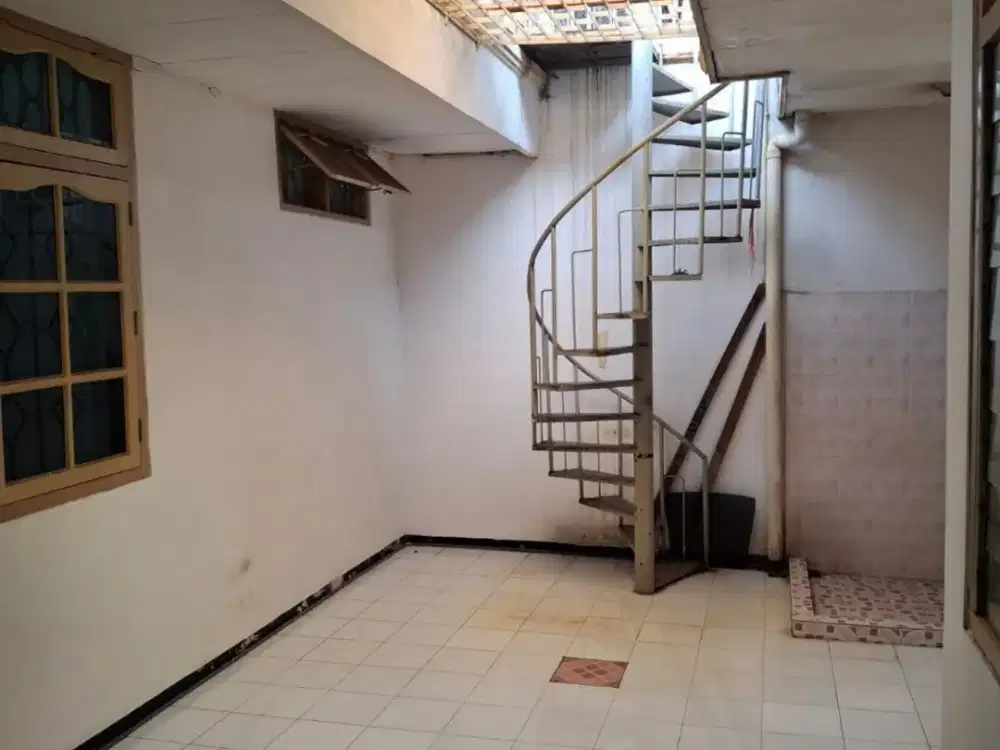 rumah Darmo Harapan Indah Row 2 mobil