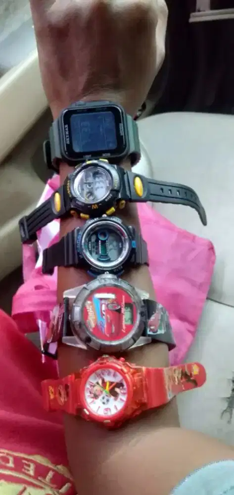 Di jual mainan  anakdan jam anak2 murah meriah aja wa dan hp