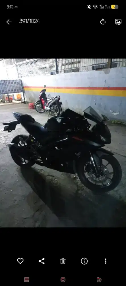 Yamah R15 V3 warna hitam tahun 2017