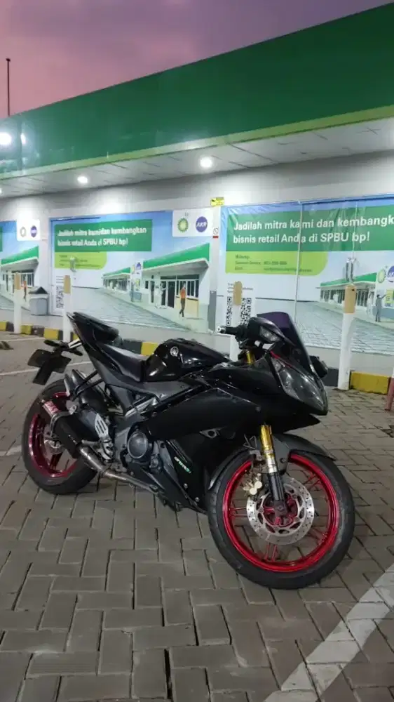 Dijual cepat yamaha R15 v2 2015 hitam siap pakai