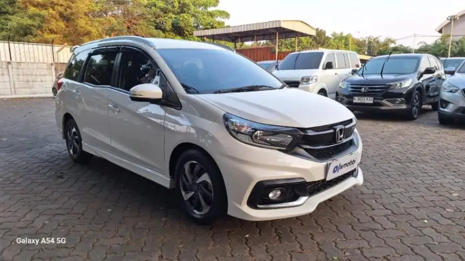 TERMURAH Honda Mobilio 1.5 RS Bensin-MT 2016 2NX B