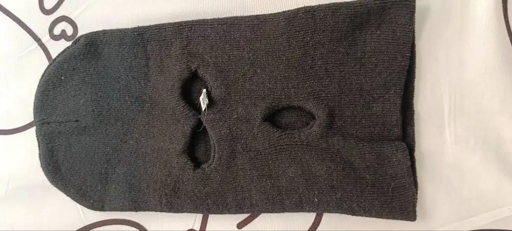 Topi topeng black bahan lembut 15k pelindung wajah dari debu