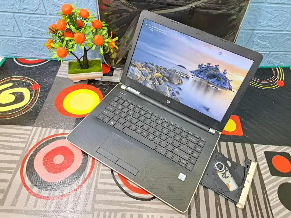 Laptop hp 14 gold Core i3 gen 6 ram 4 hdd 500 gb lancar jaya