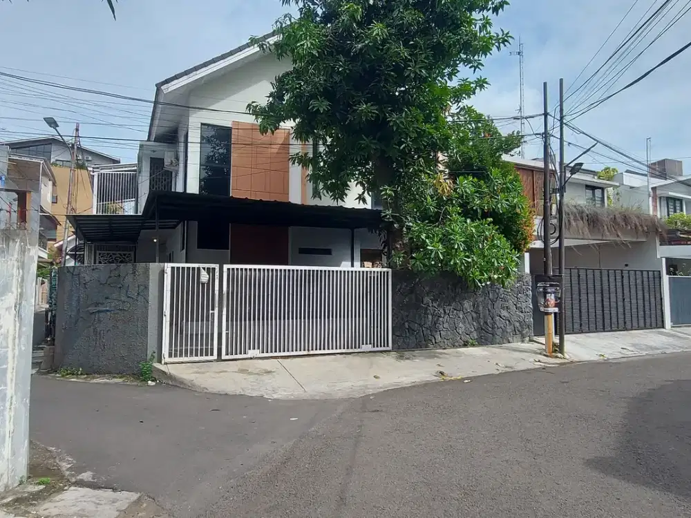 Rumah Hook Disewakan dengan 4 KT Lokasi Strategis Akses Jalan 3 Mobil di Tebet Timur Jaksel