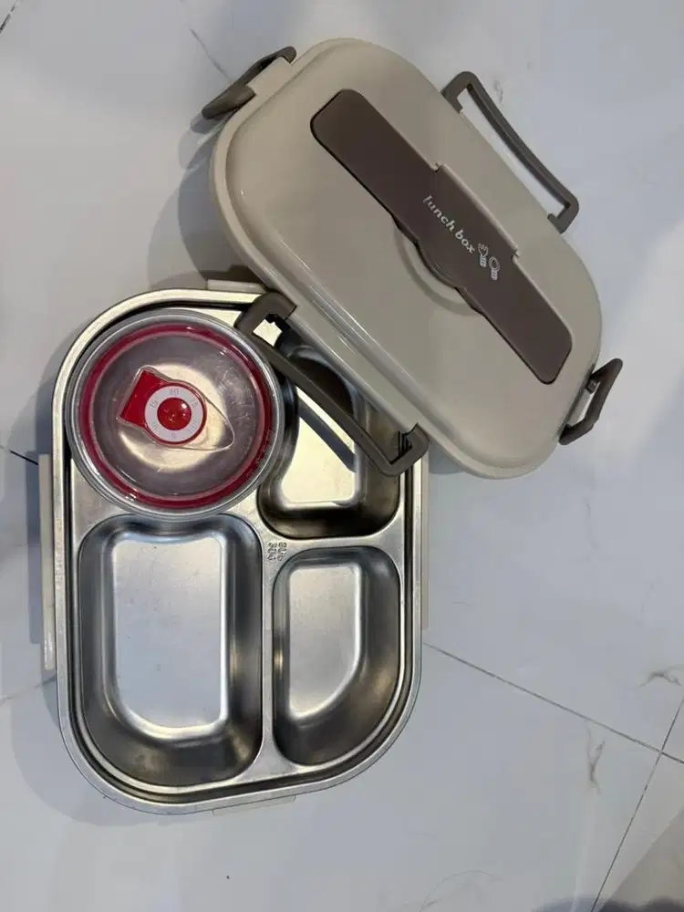 Rantang makanan tempat makan