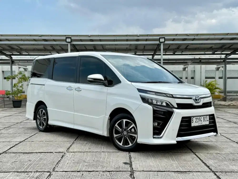 (Low Km) Toyota Voxy 2.0 AT. Tahun 2019. Putih. Perfect cond