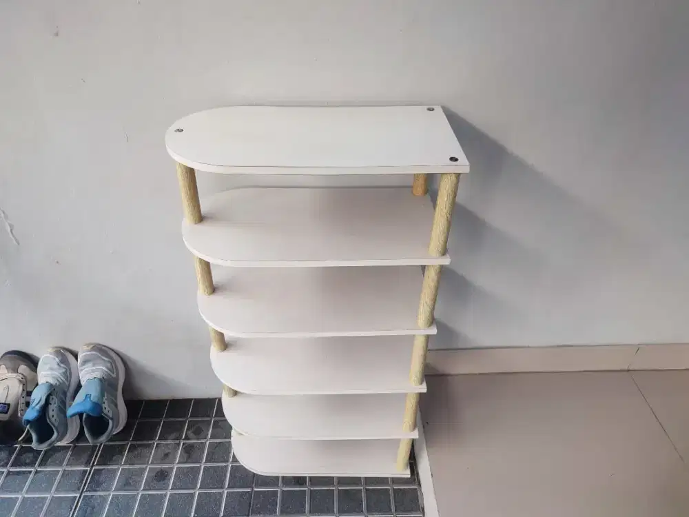 Tempat sepatu dan sendal