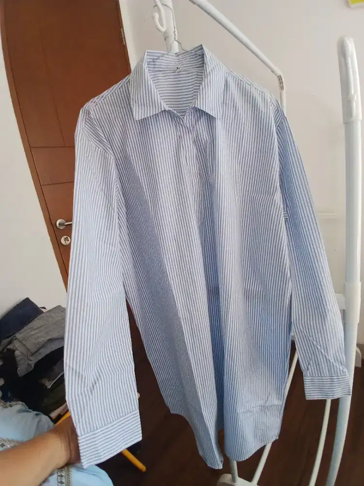 Kemeja salur merk Stradivarius