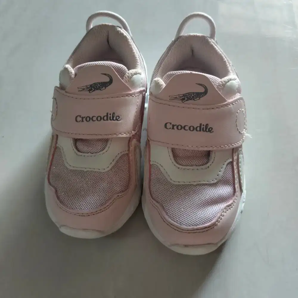 Sepatu anak perempuan Crocodile