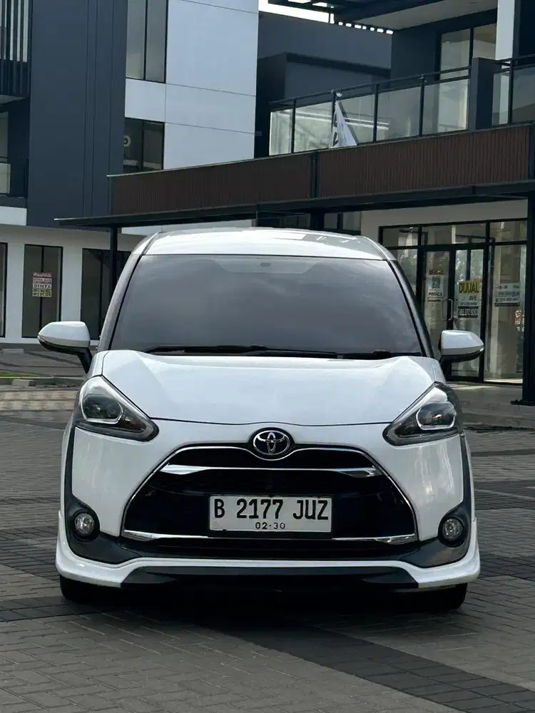 Pilihan keluarga bijak Toyota Sienta Q AT 2016 tipe tertinggi Putih