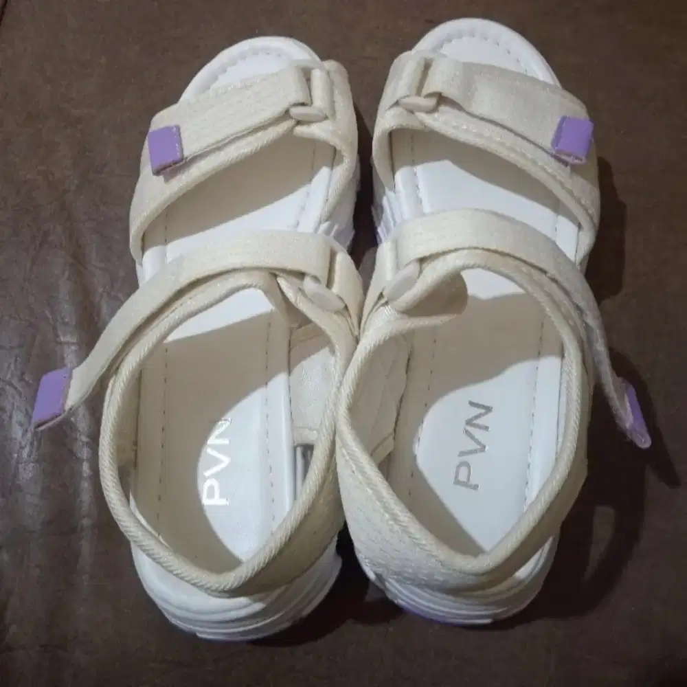 Sandal wanita warna putih