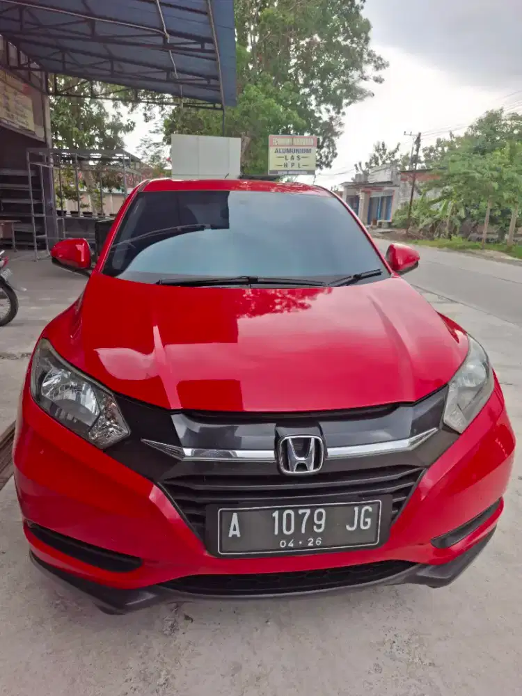 Honda HR-V merah 2016 S manual.