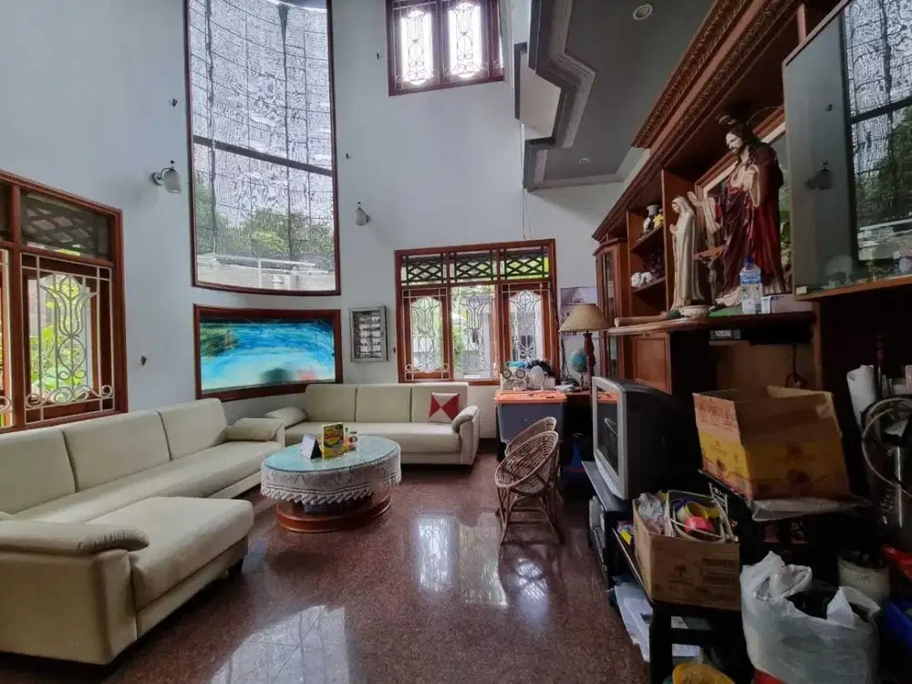 Jual Rumah Hoek Besar dan Nyaman Sudah Renovasi di Kayu Putih