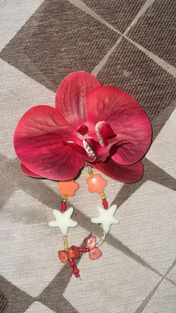 Jepit/Bros Anggrek Merah Handmade + Manik-manik*