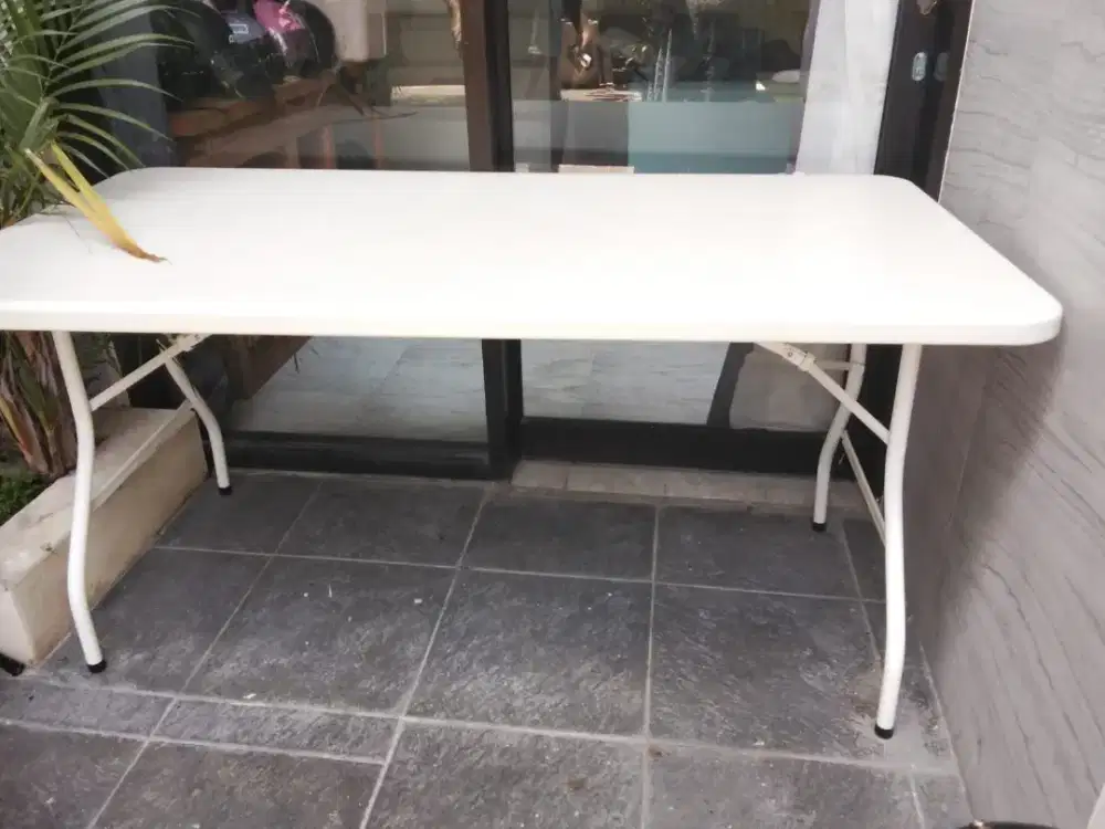 Table fiber for outdoor indoor good condition only 2 month use