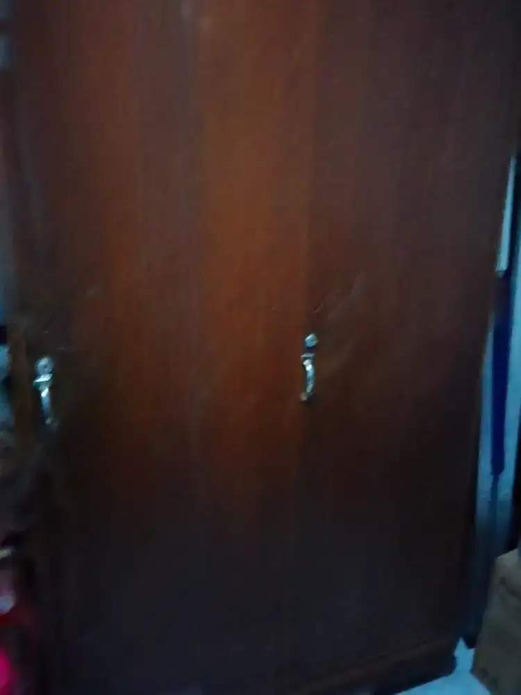 Lemari jati tua
